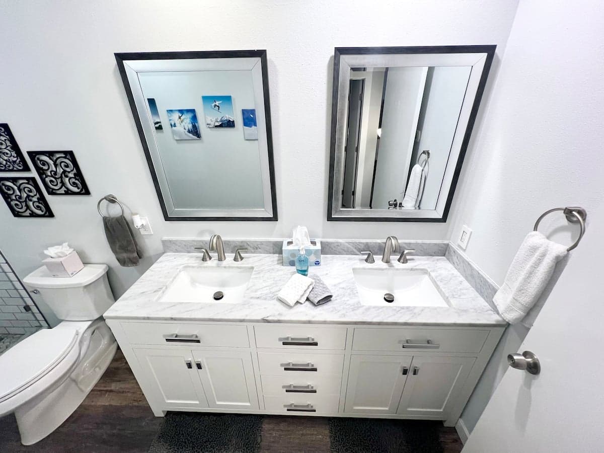 Upstairs bathroom shower and tub